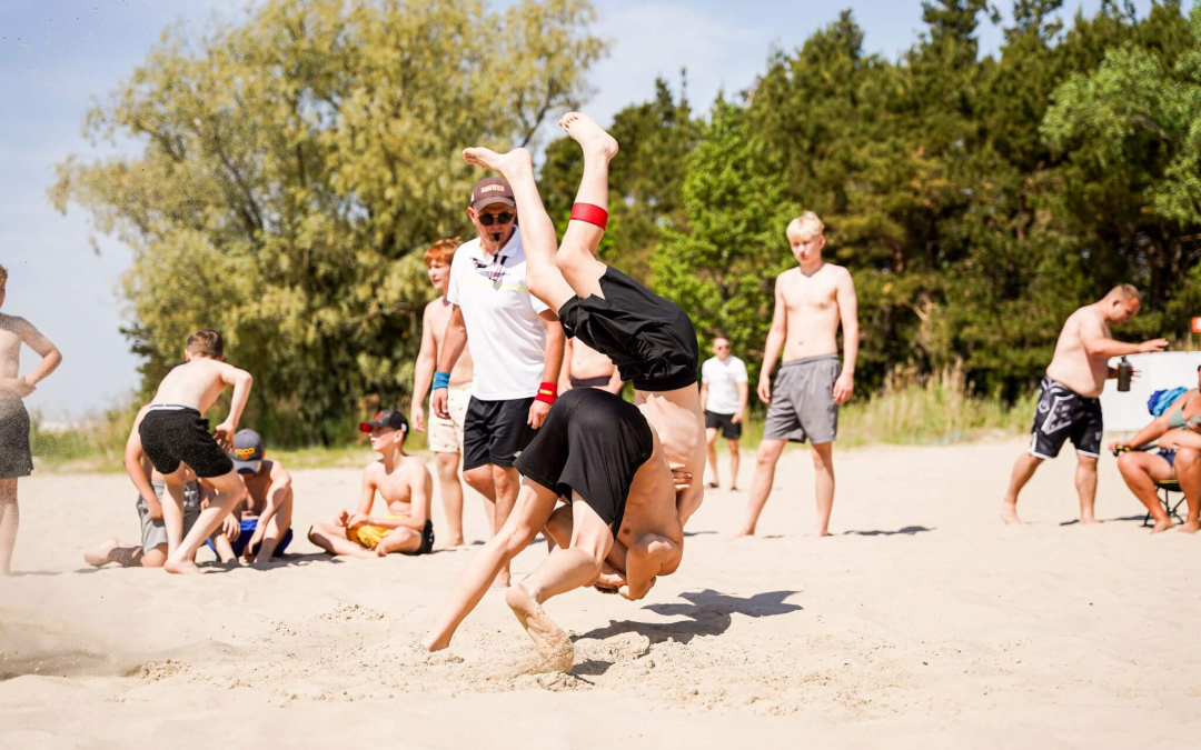 GALERII JA TULEMUSED I Spordifestivalil „Kevad Battles“ panid maadlejad ennast rannaliival proovile